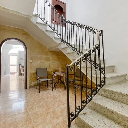 Authentic Townhouse With Backyard In By 360 Estates Vakantiehuis Sliema
