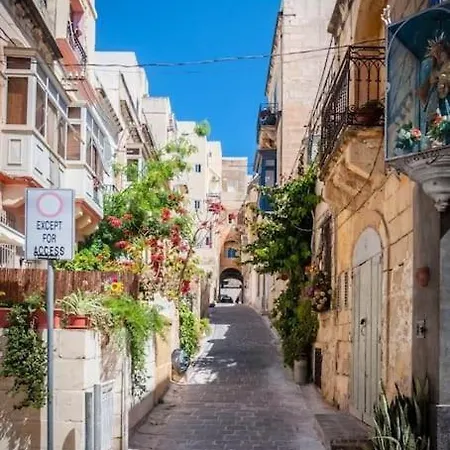 Vakantiehuis Authentic Townhouse With Backyard In By 360 Estates Sliema
