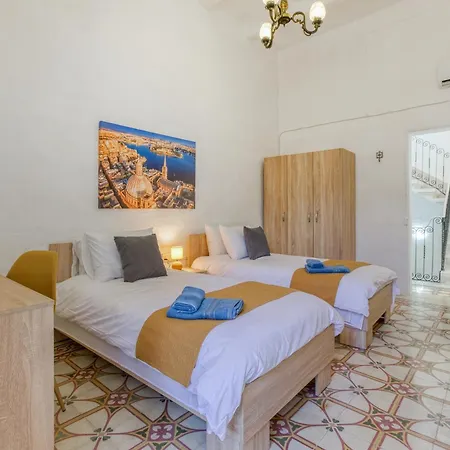Authentic Townhouse With Backyard In By 360 Estates Vakantiehuis Sliema
