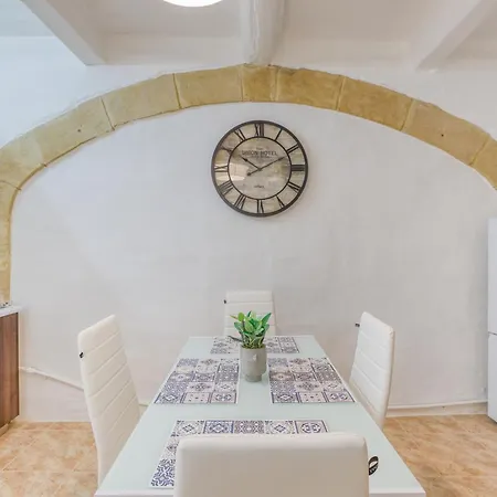 Vakantiehuis Authentic Townhouse With Backyard In By 360 Estates