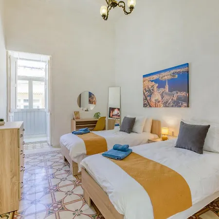 Authentic Townhouse With Backyard In By 360 Estates Vakantiehuis