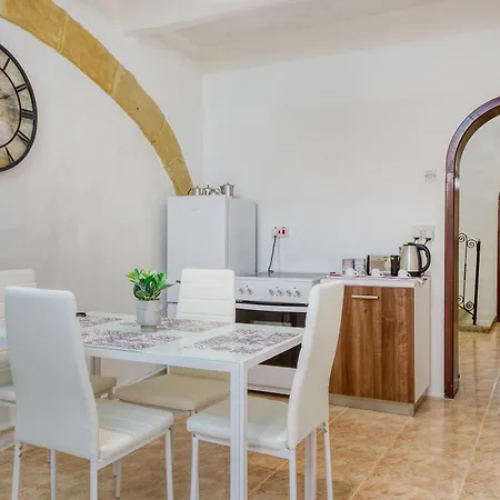 Сasa de vacaciones Authentic Townhouse With Backyard In By 360 Estates Sliema