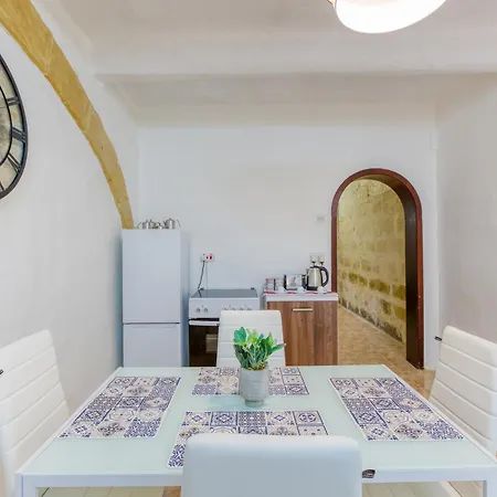 Holiday home Authentic Townhouse With Backyard In By 360 Estates *