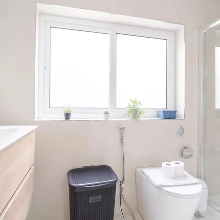 Authentic Townhouse With Backyard In By 360 Estates スリーマ