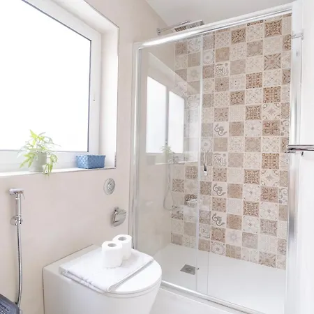 別荘 Authentic Townhouse With Backyard In By 360 Estates スリーマ