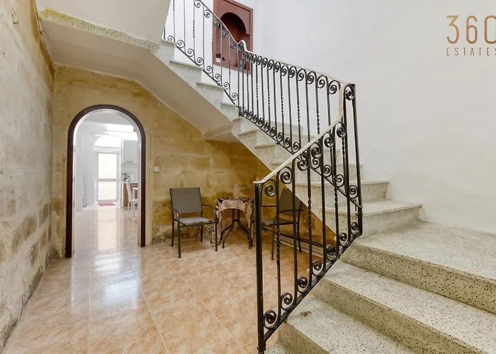 Authentic Townhouse With Backyard In By 360 Estates Hébergement de vacances Sliema