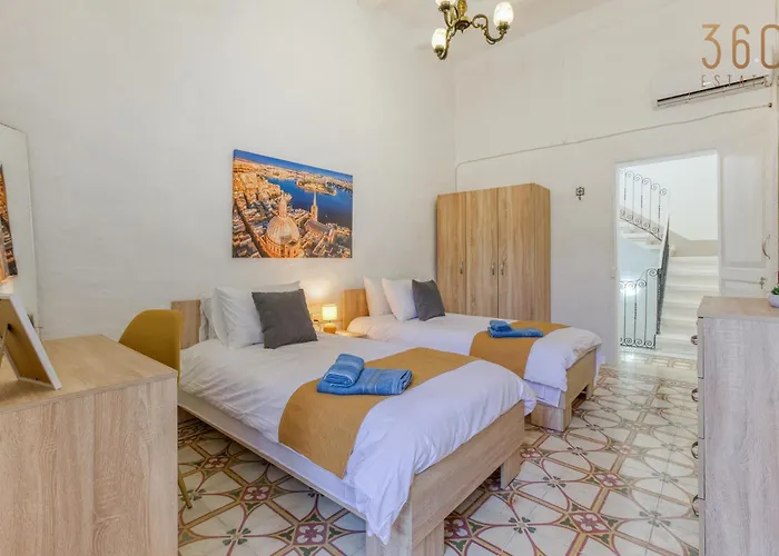 Authentic Townhouse With Backyard In By 360 Estates Hébergement de vacances Sliema