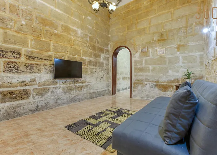 Authentic Townhouse With Backyard In By 360 Estates Hébergement de vacances *