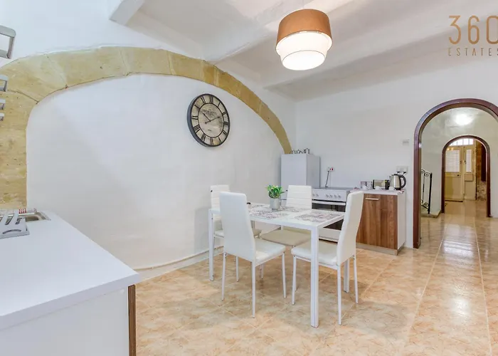 Authentic Townhouse With Backyard In By 360 Estates Hébergement de vacances *