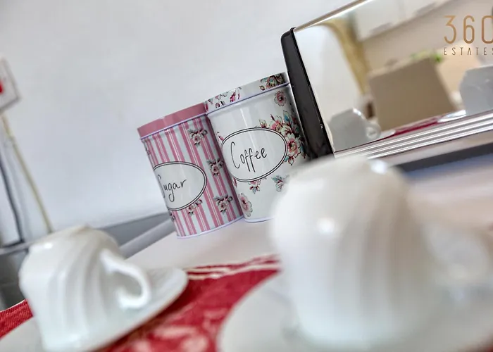 Authentic Townhouse With Backyard In By 360 Estates Hébergement de vacances