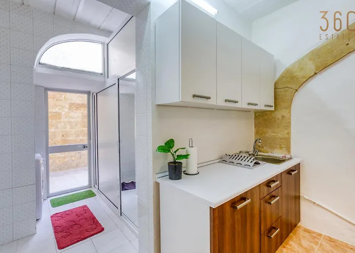 Holiday home Authentic Townhouse With Backyard In By 360 Estates