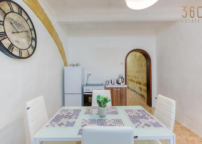 Holiday home Authentic Townhouse With Backyard In By 360 Estates *