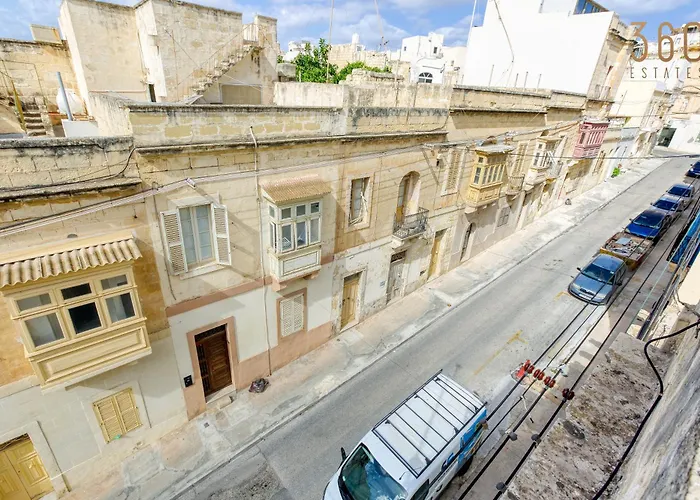 Authentic Townhouse With Backyard In By 360 Estates *