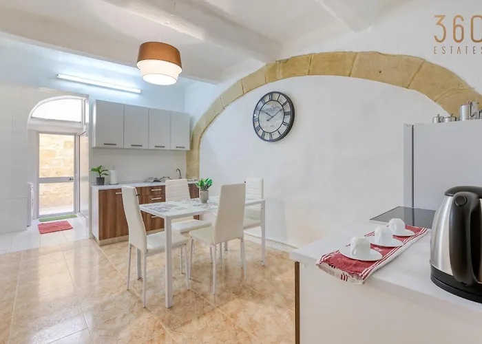 Authentic Townhouse With Backyard In By 360 Estates Holiday home *