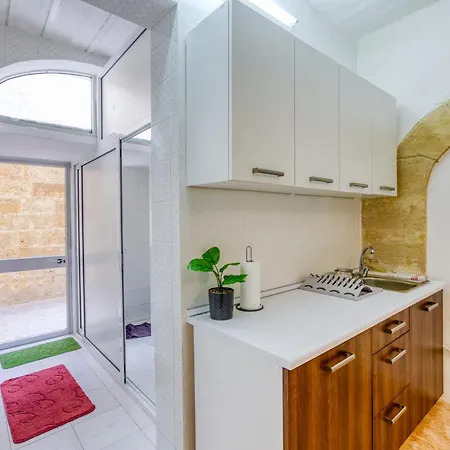 펜션 Authentic Townhouse With Backyard In By 360 Estates